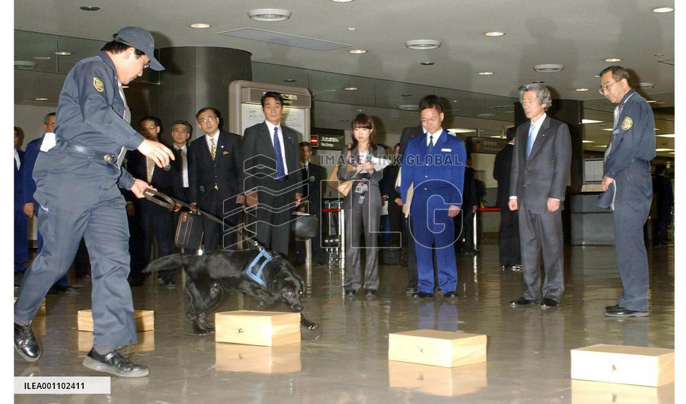 (1)Koizumi inspects security at Narita airport