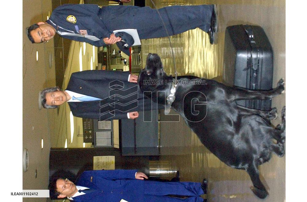 (3)Koizumi inspects security at Narita airport
