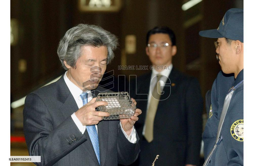 (2)Koizumi inspects security at Narita airport