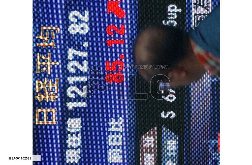 Tokyo stocks advance, key indexes hit fresh closing highs
