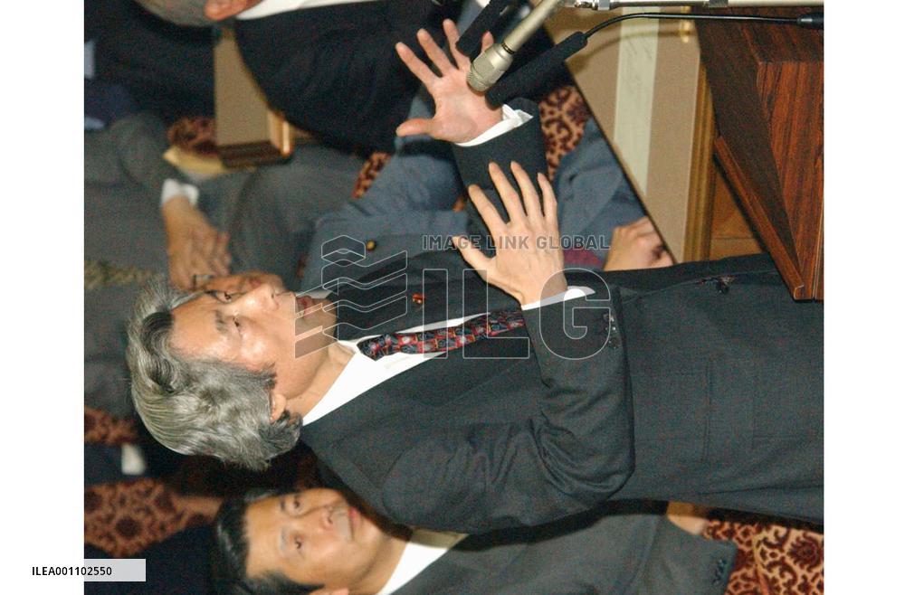 Koizumi indicates gov't believes 3 Japanese hostages safe