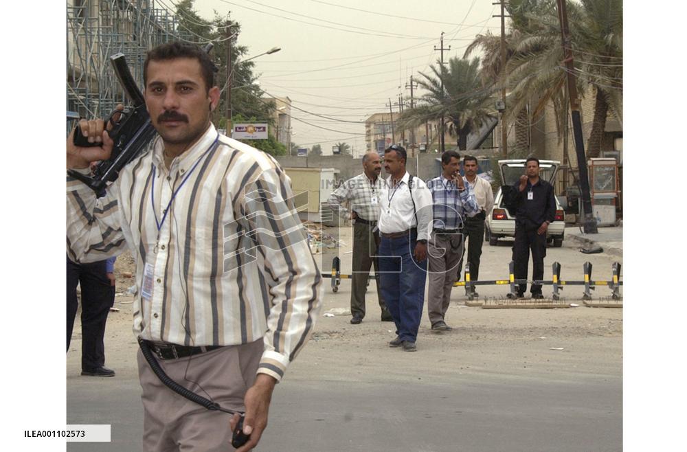 (8)3 Japanese hostages released