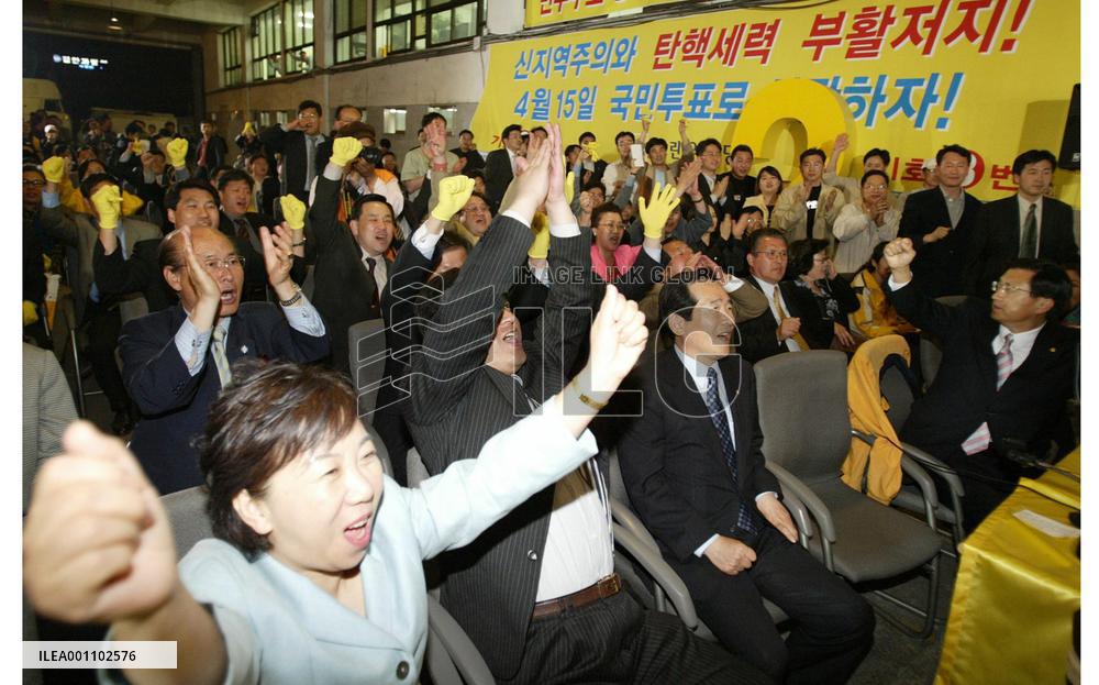 (1)Pro-gov't Uri Party wins majority in S. Korean elections