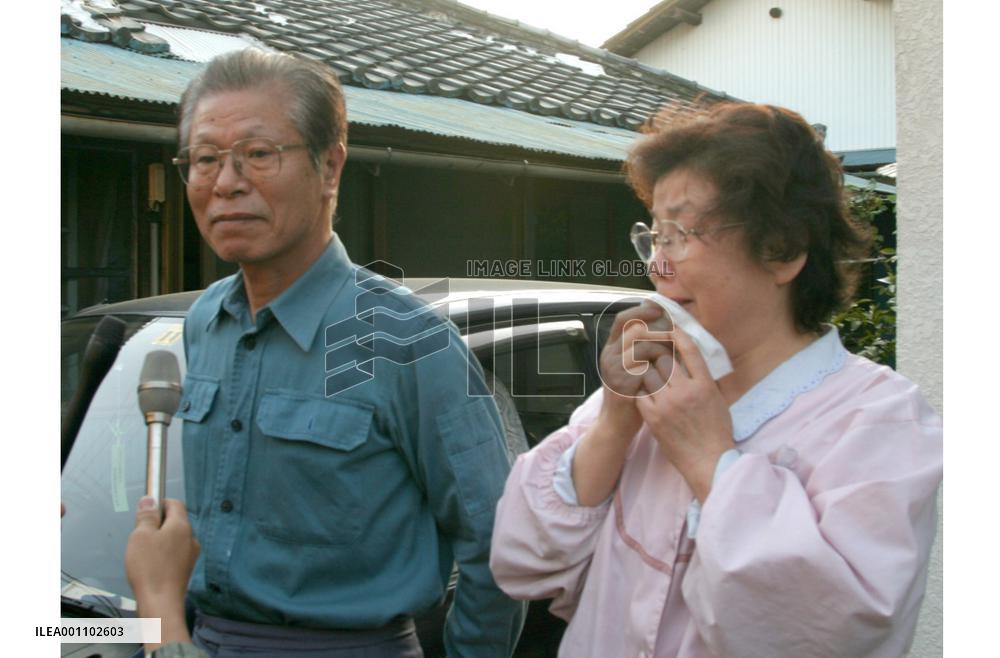 (2)Parents rejoice at release of 2 Japanese in Iraq