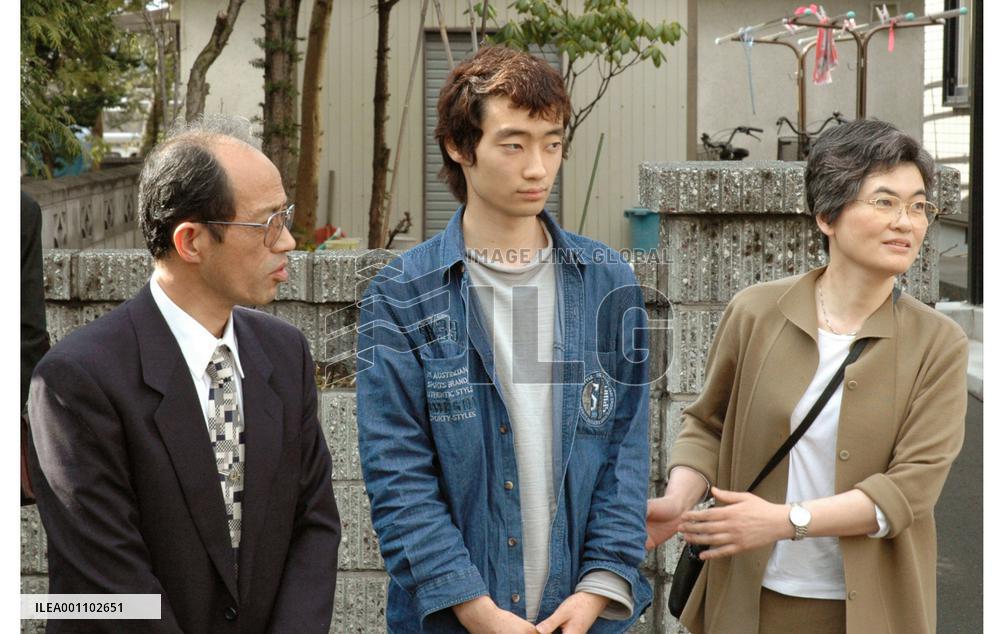 (2)3 released Japanese hostages in Iraq return to hometowns