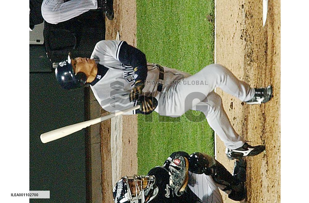 Yankees' Matsui doubles against White Sox