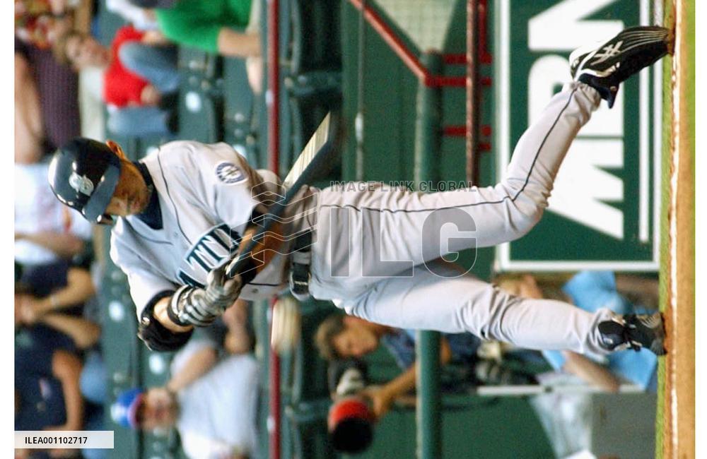 Ichiro singles against Rangers