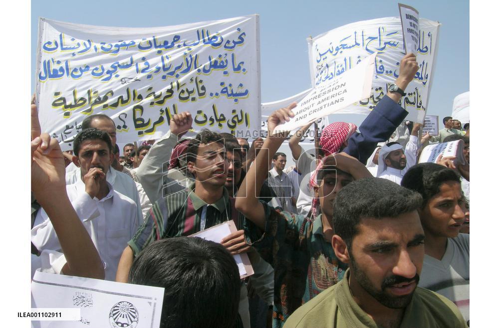 Iraqis protest against abuse of prisoners