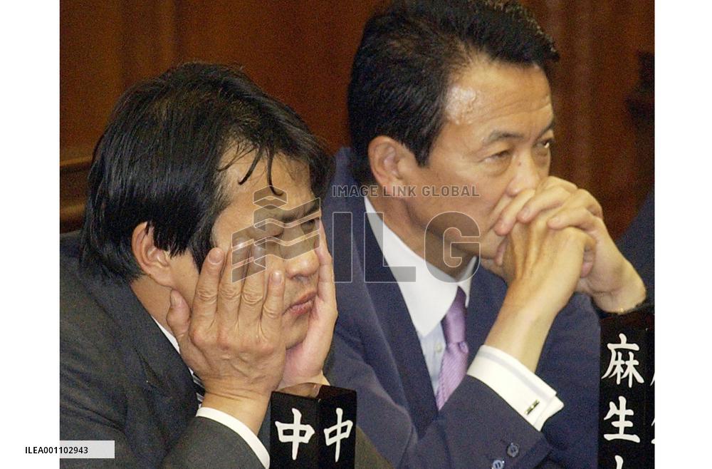 (4)Koizumi's top aide Fukuda resigns over pension scandal