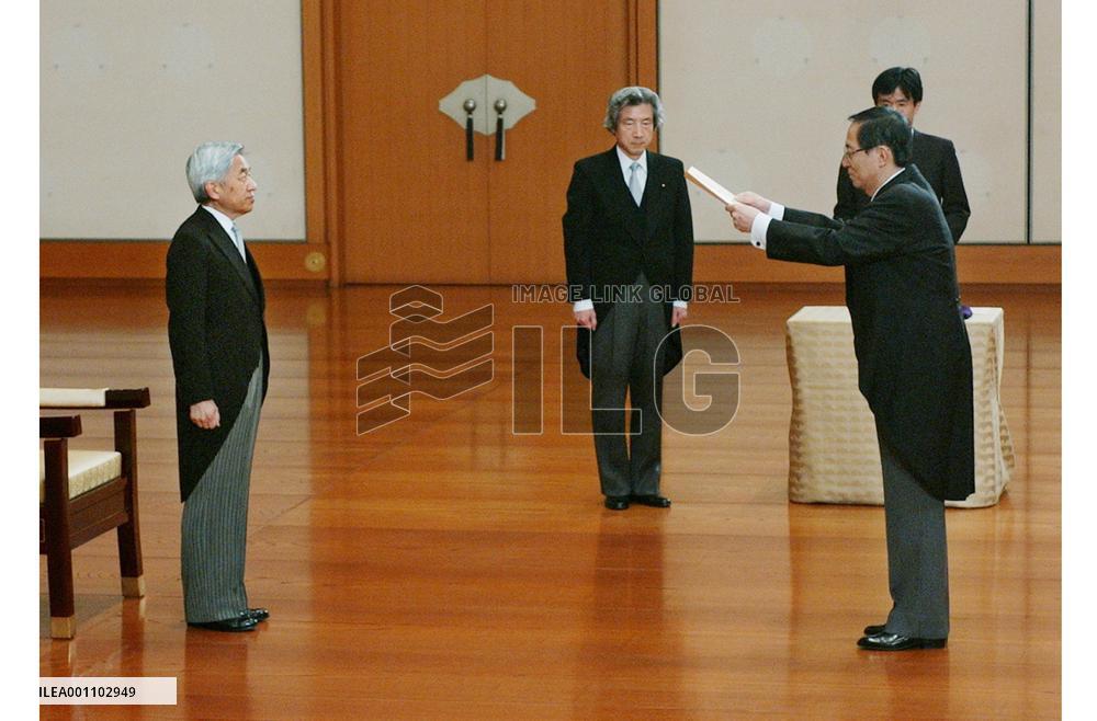 (5)Koizumi's top aide Fukuda resigns over pension scandal