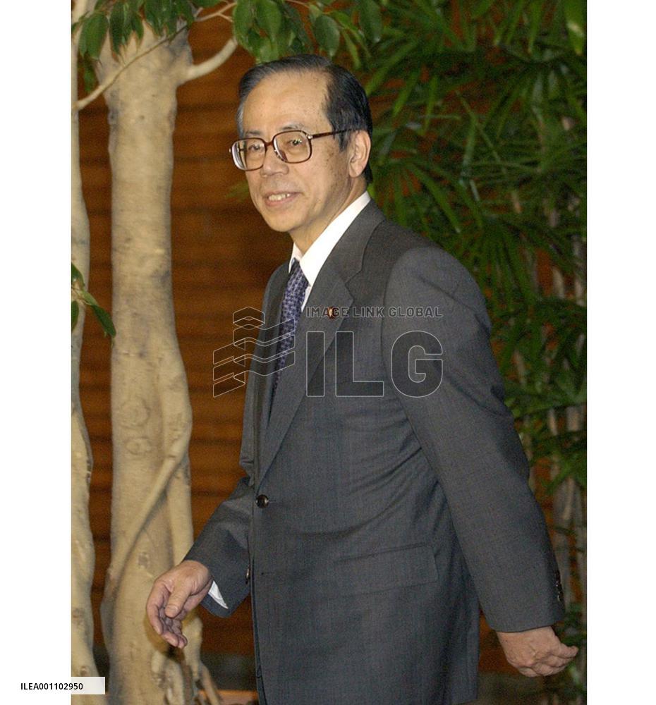 (1)Koizumi's top aide Fukuda resigns over pension scandal