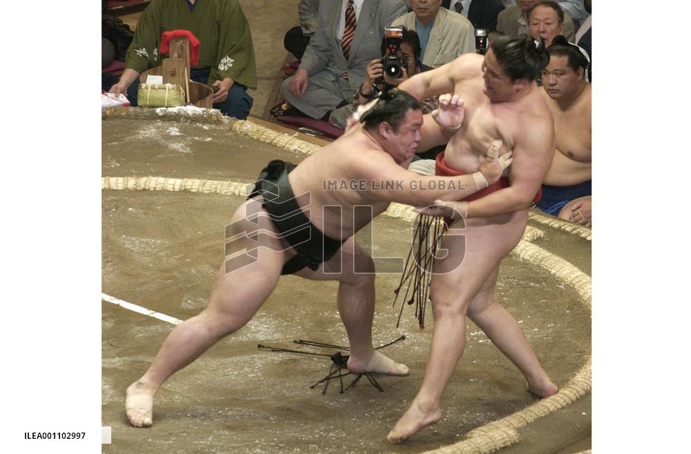 Chiyotaikai beats Asasekiryu in sumo tourney