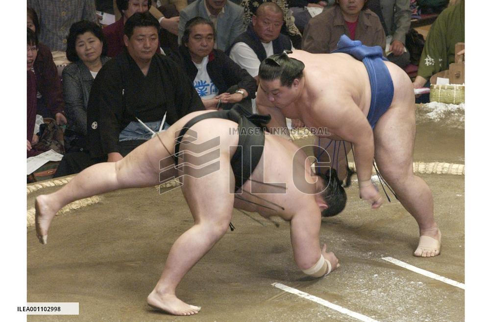 Ozeki Kaio beats Kotomitsuki in summer sumo tourney