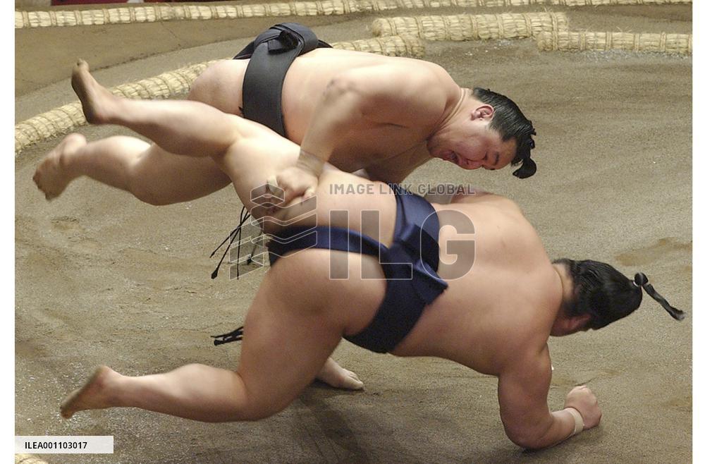 Asashoryu still going strong at summer tourney