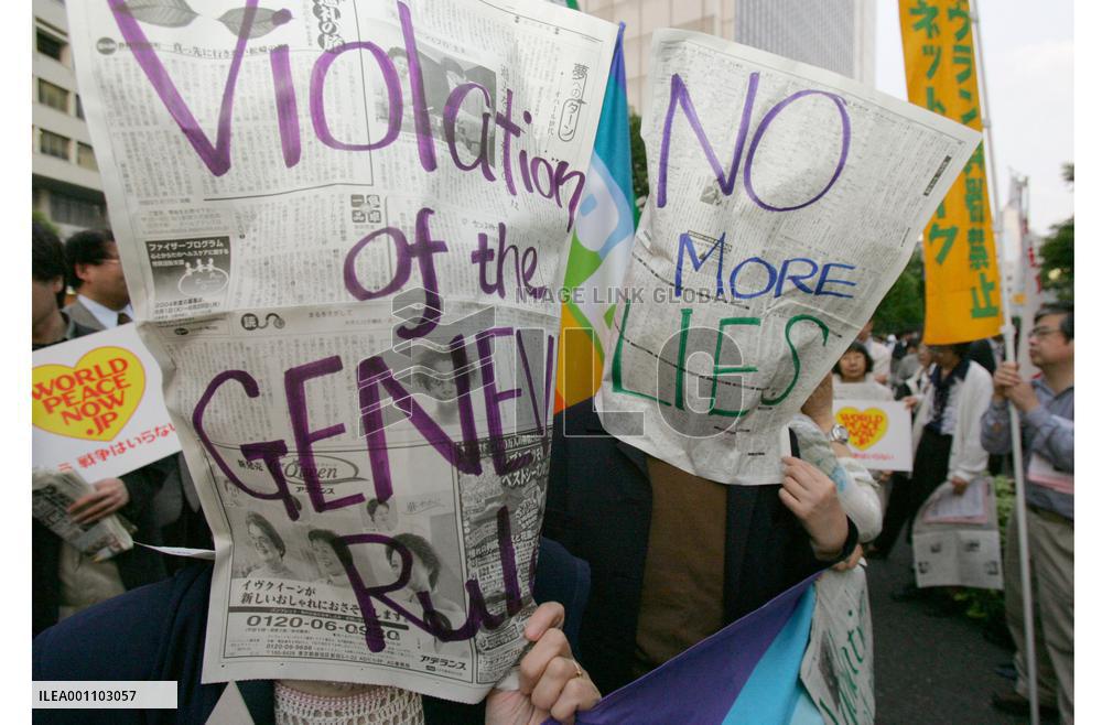 (2)People protest abuse of prisoners in Iraq