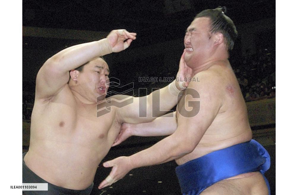 Asashoryu bounces back