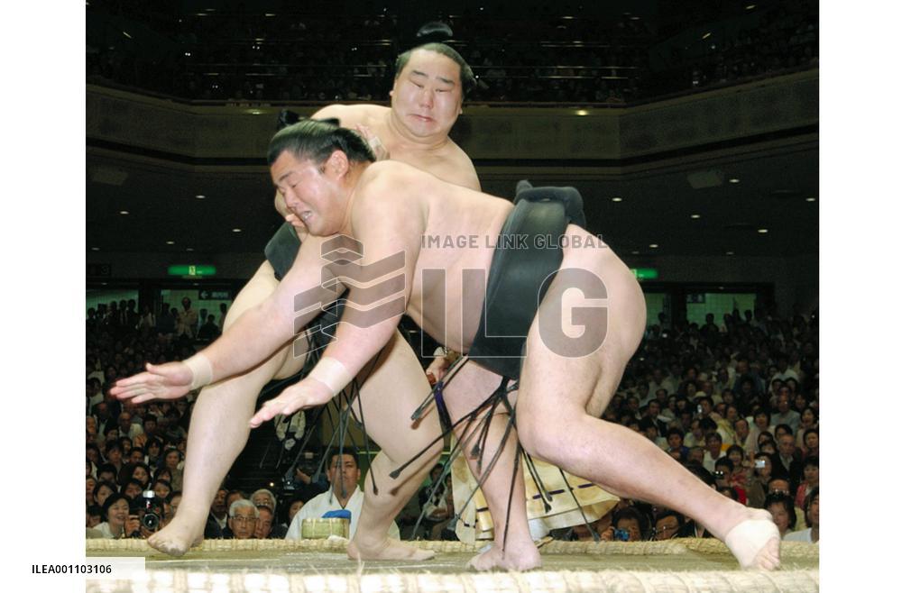 Asashoryu in lead at summer meet