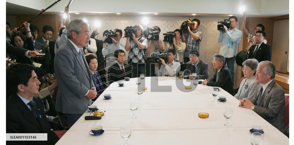 Kin of abductees meet deputy chief cabinet secretary