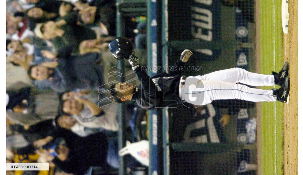 (2)Ichiro gets 2,000th career hit