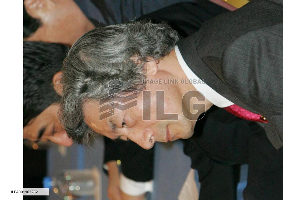 Koizumi listens to questions from abductees' kin