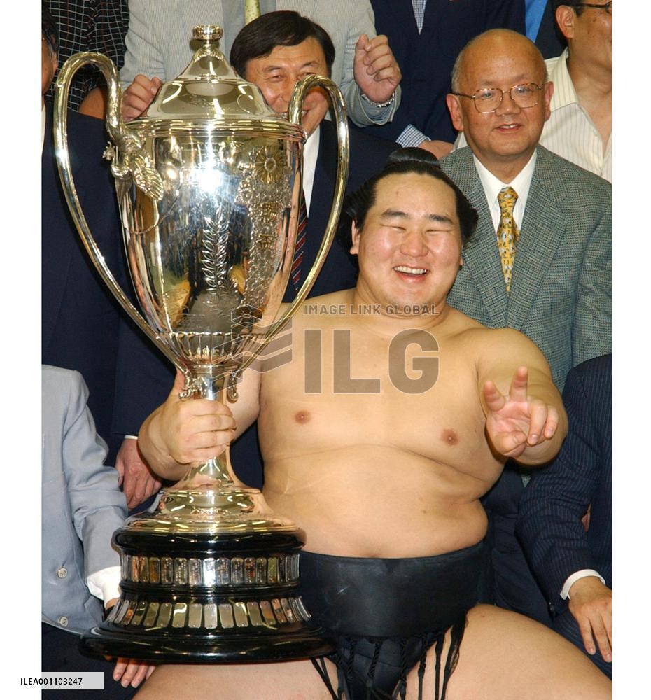 (2)Yokozuna Asashoryu of Mongolia wins summer sumo