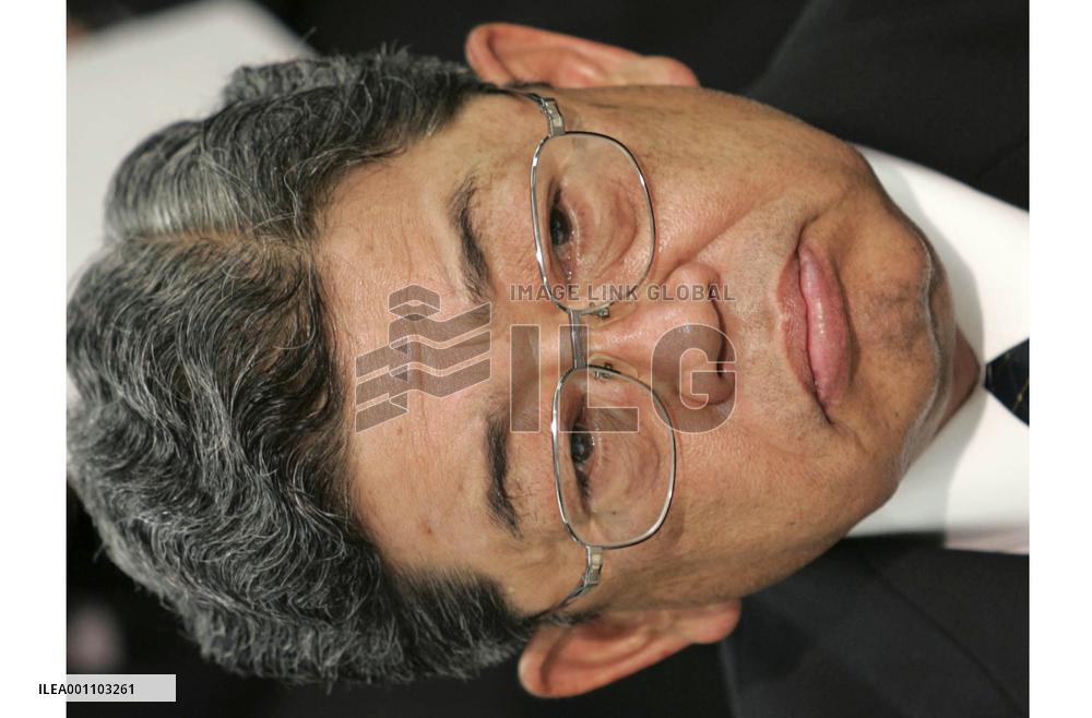 UFJ Holdings reports 402 bil. yen net loss for FY 2003