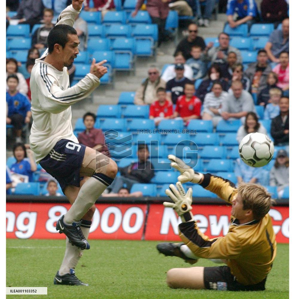 (1)Japan win battle over Iceland in England match