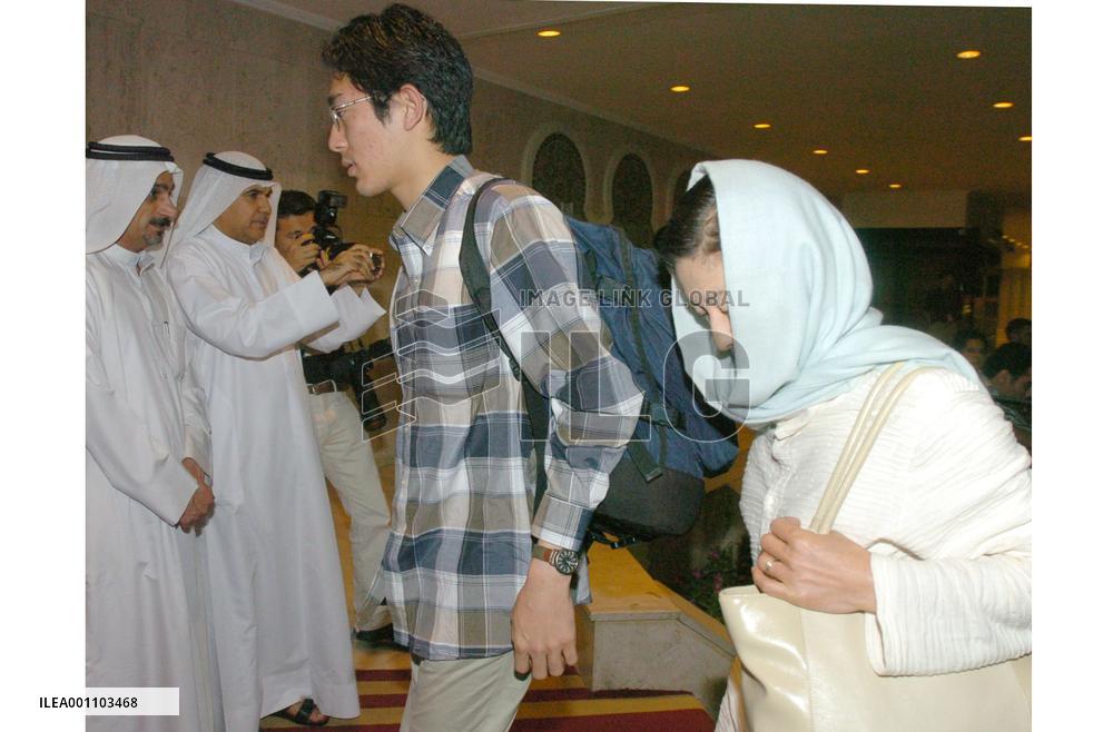 Bodies of 2 slain Japanese journalists leave Kuwait