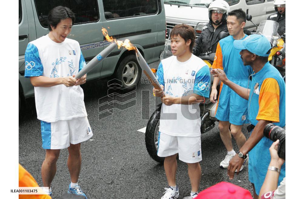 (7)Runners relay Olympic torch in Tokyo