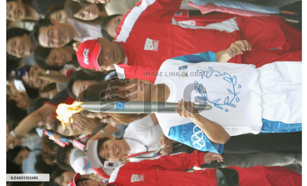 (8)Runners relay Olympic torch in Tokyo