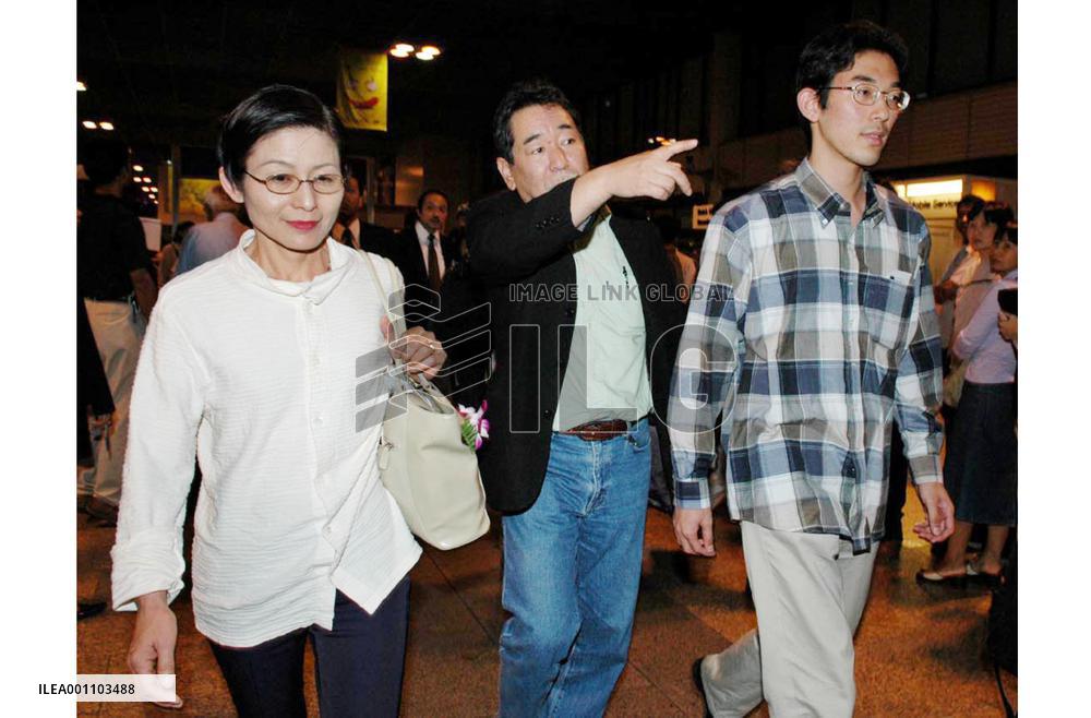 Bodies of 2 slain Japanese journalists arrive in Bangkok