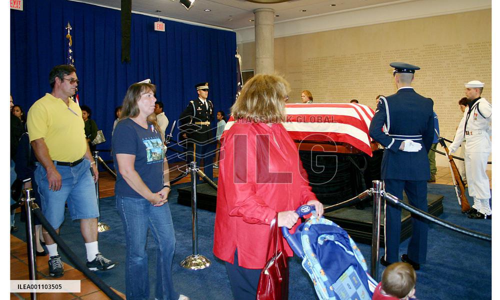 People mourn Reagan at memorial library