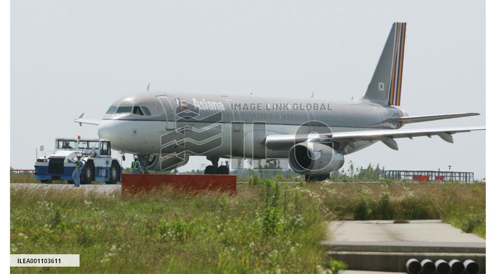 Narita runway closed after planes nearly meet on taxiway