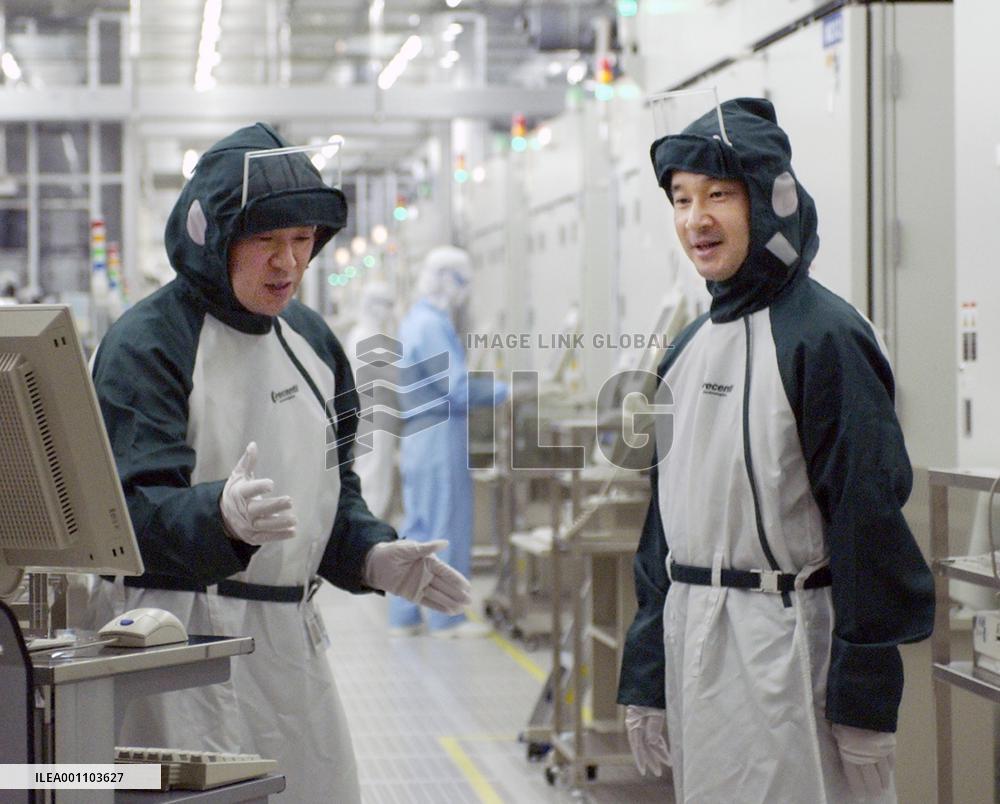 (1)Crown prince visits semiconductor plant
