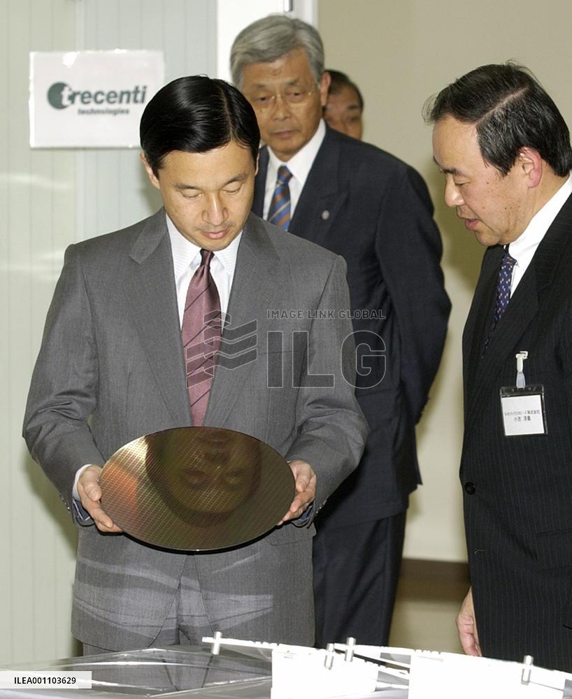 (2)Crown prince visits semiconductor plant