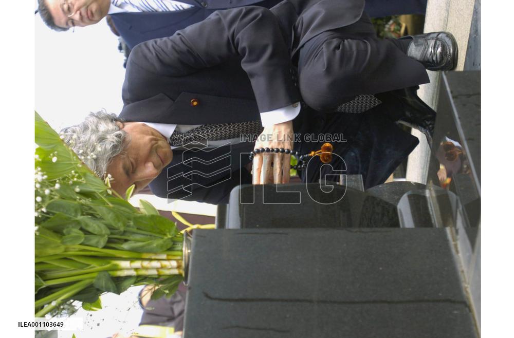 (2)Koizumi visits tomb of former Prime Minister Fukuda