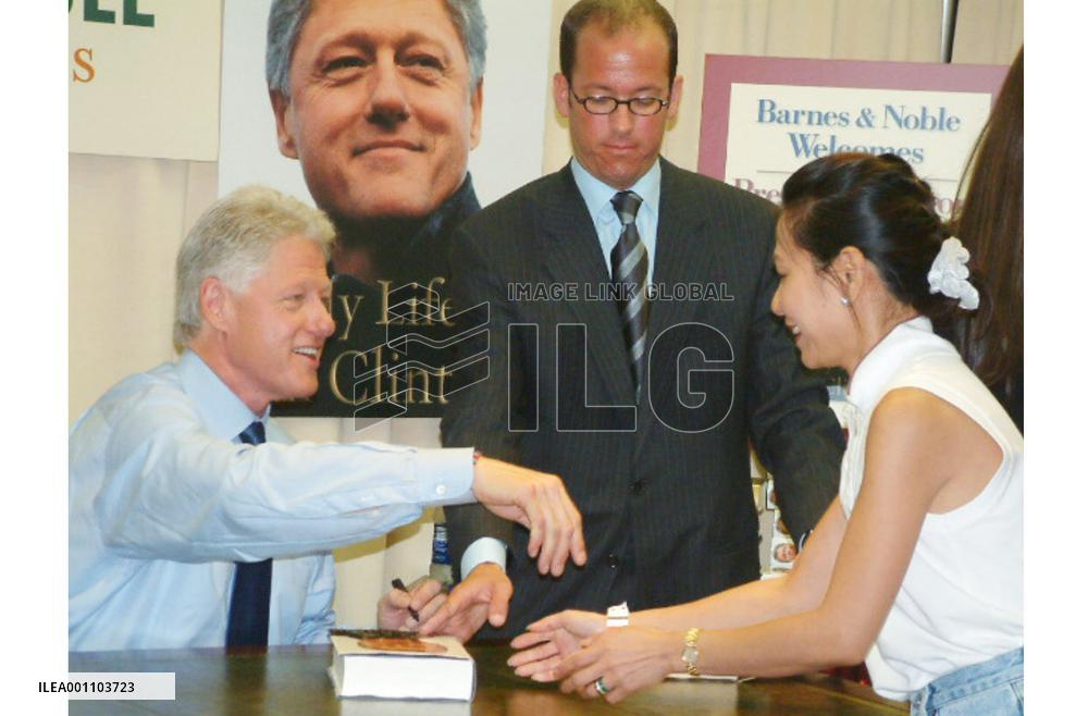 Clinton begins tour to promote his memoirs