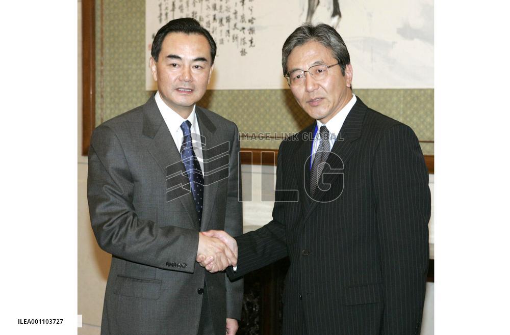 Yabunaka meets with Wang prior to 6-way talks