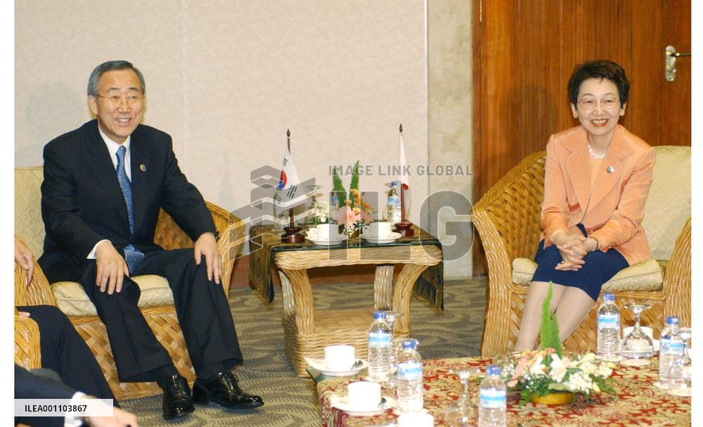 (2)Kawaguchi meets S. Korean counterpart