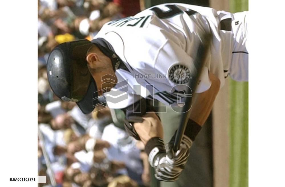 Mariners' Ichiro goes 3-for-5 with 1 RBI against Rangers