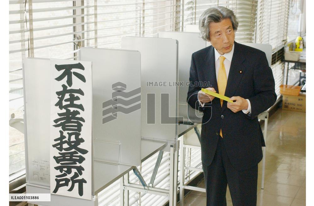 Koizumi casts his absentee vote