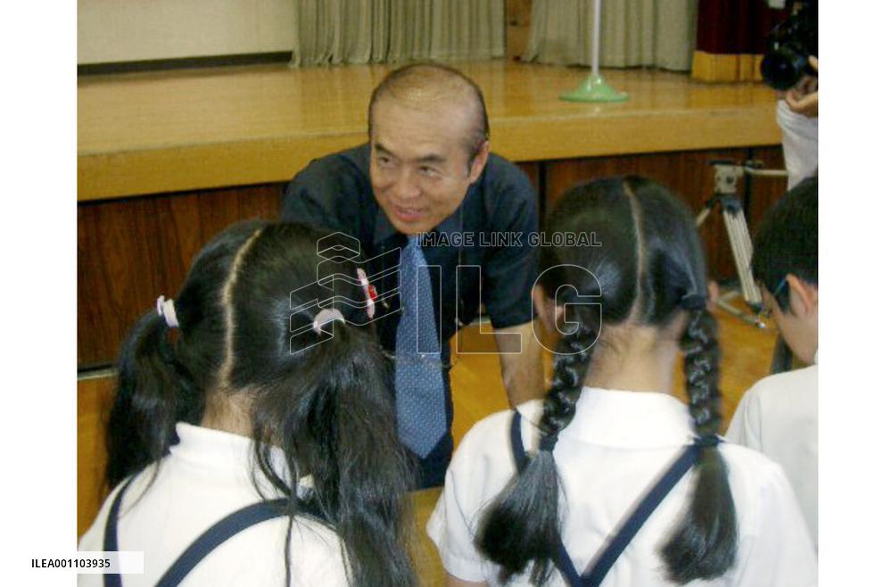 Atomic-bomb victim Sadako's brother speaks at alma mater