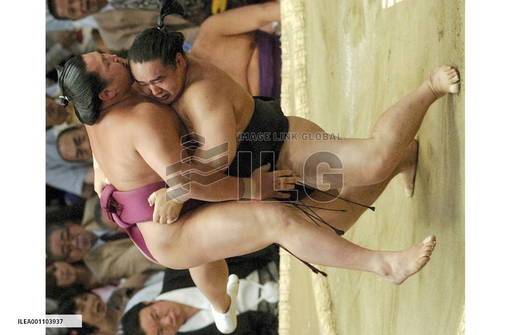 Asashoryu marches to 3rd win at Nagoya sumo tourney