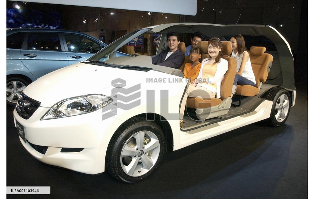 Honda unveils minivan with 'communication enhancing' layout