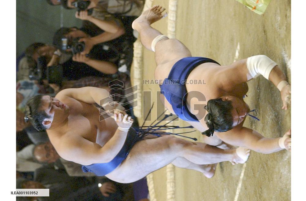 Tochiazuma beats Tamanoshima at Nagoya sumo tourney