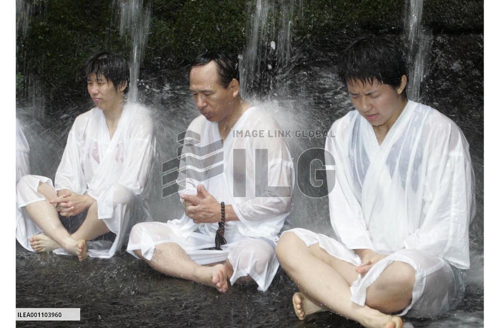 Female Japanese wrestlers undergo extreme training