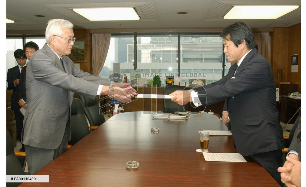 (1)METI approves Mitsubishi Motors rehabilitation under revitalization law