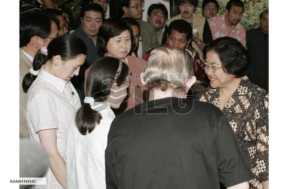 (3)Jenkins, Soga visit President Megawati