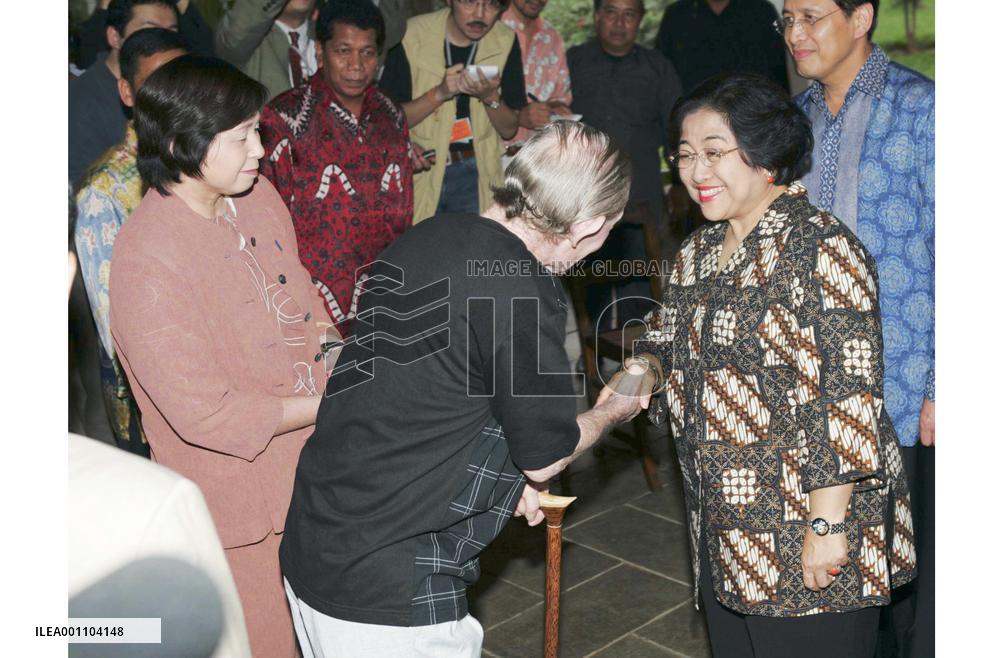 (2)Jenkins, Soga visit President Megawati
