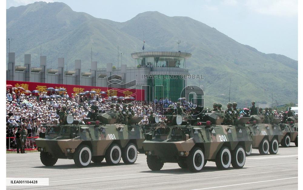 (2)China stages military parade in H.K.